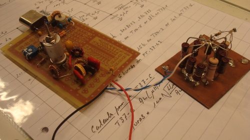 voici un petit émetteur de test ( 200mW sous 7Mhz ) réalisé sur une plaquette de test et relié à une charge fictive pour  réglage.